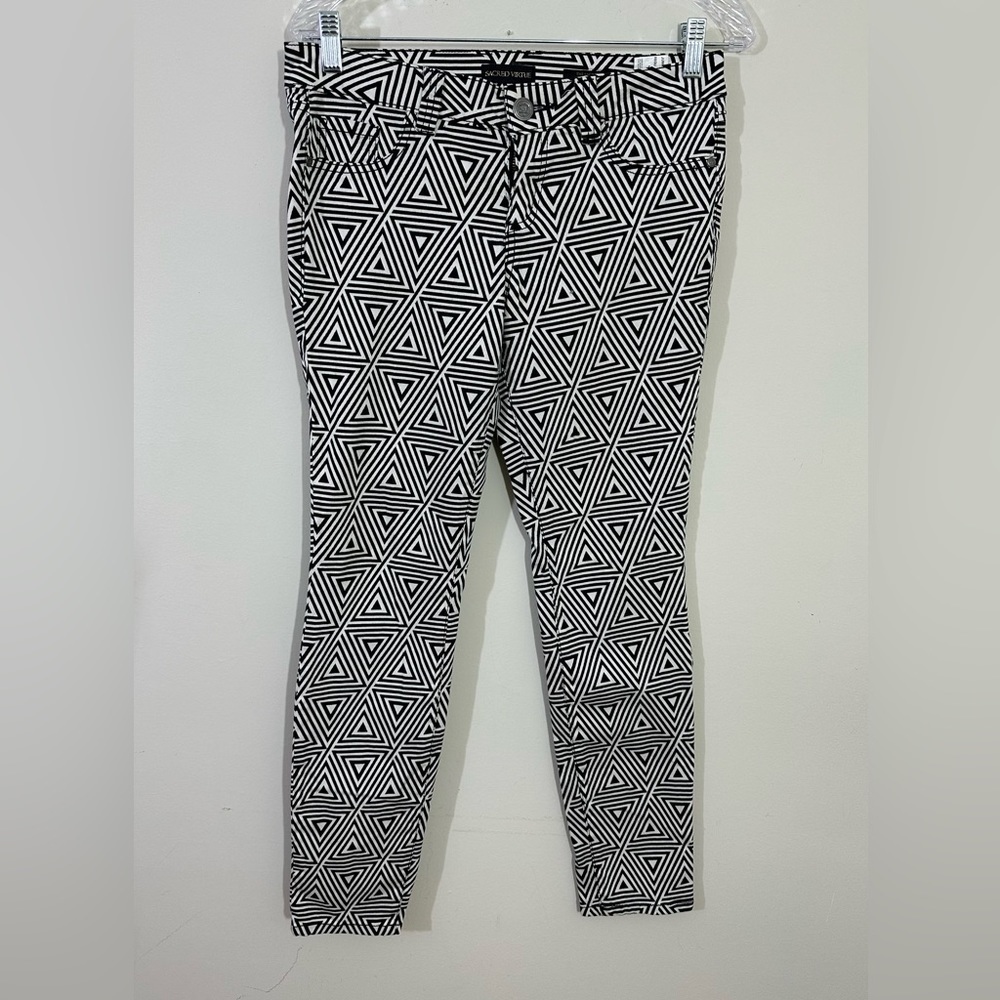 Sacred Virtue sz 9jr pants in an abstract black and white design. Like new.